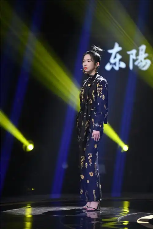 孟美岐 黑色一字带高跟凉鞋