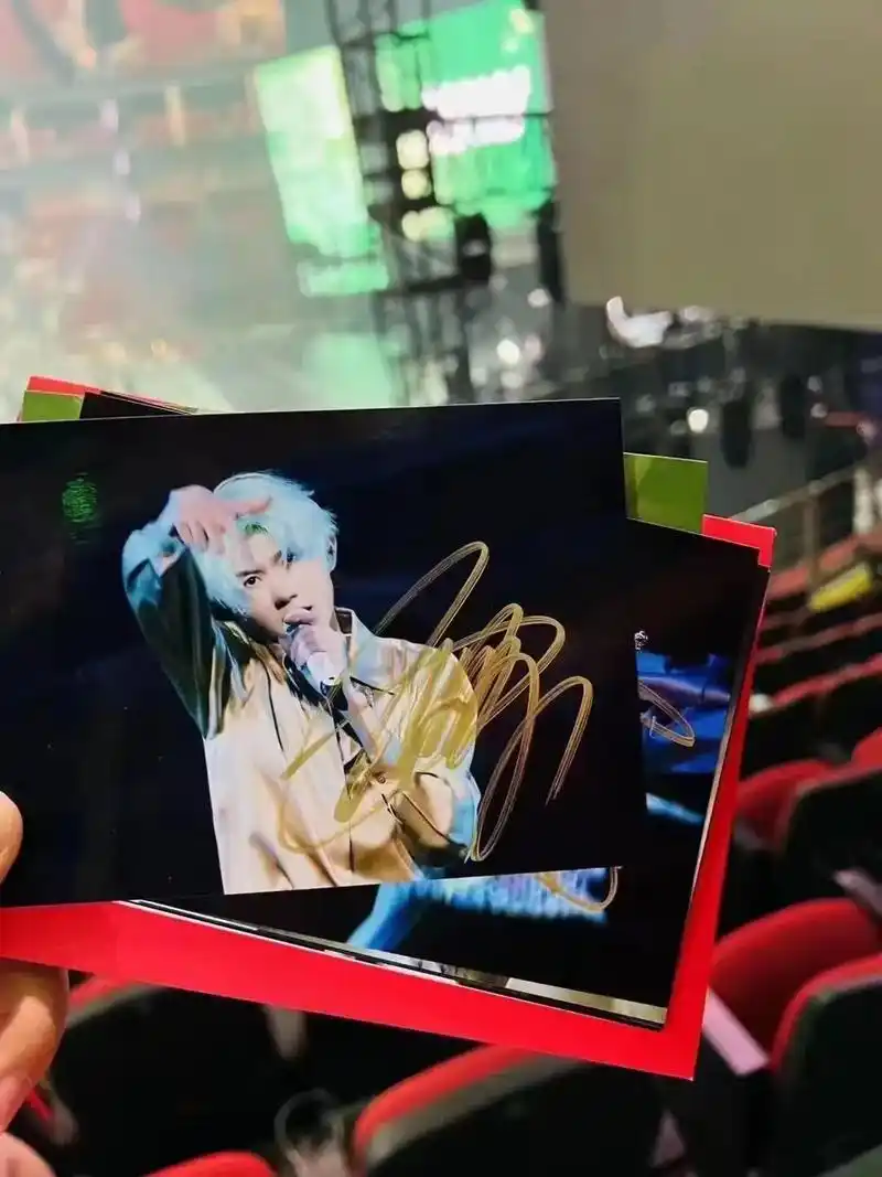 王源演唱会签名照96757575.