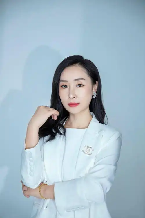 近日,中国女性形体礼仪知名讲师,内地知名歌手白雪发布单曲《爱的力量