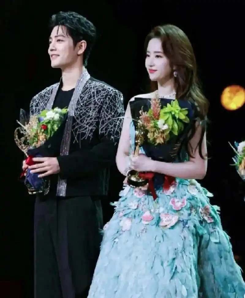 肖战和刘亦菲同台领奖,最爱的两位终于等到同框了,肖战穿和刘亦菲同