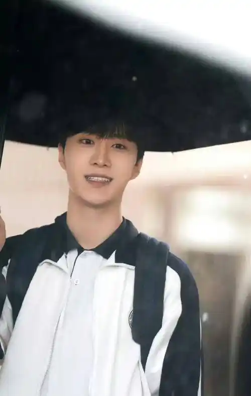 杨紫接z骗代言?曾舜晞肖宇梁真情侣?范丞丞演技拉胯?_俩人_直播