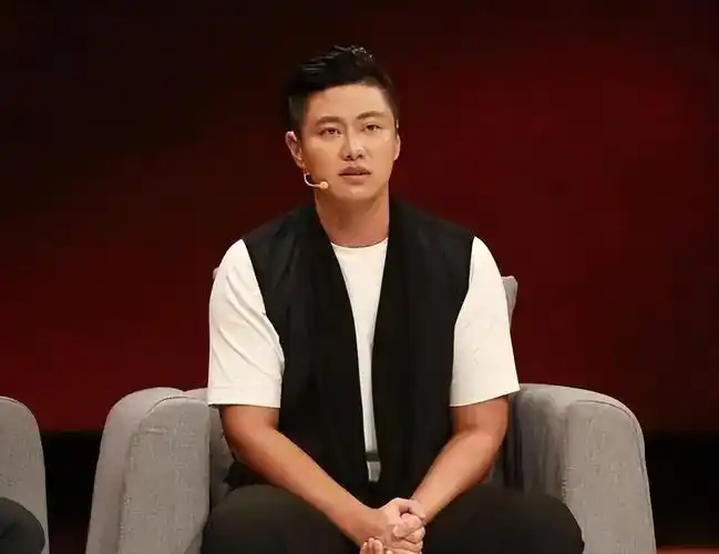 回顾39岁赵荀,从李二牛改成花美男,他的骨盆用3颗钉子挂在腰上