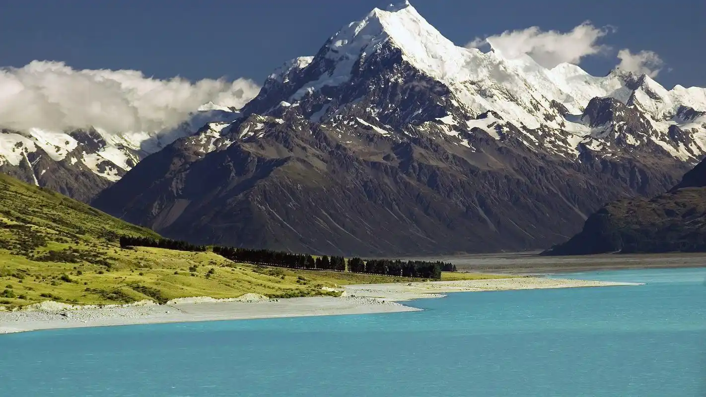 雄伟的山峰图片高清宽屏桌面壁纸