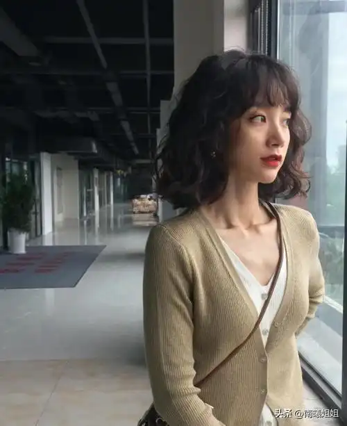 洋气减龄,圆脸也适合|发型|卷发|刘海|脸型|身材比例_网易订阅