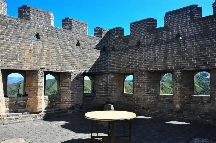 较大的烽火台内部有张圆桌～供游人休息,用餐之用