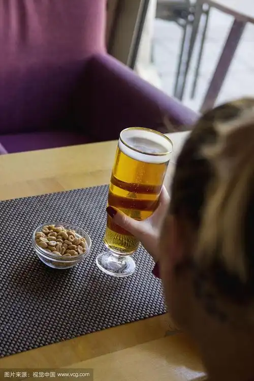 手里拿着啤酒的女人