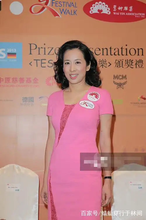 不愧是"最美港姐"朱玲玲!身穿粉色紧身裙,风韵不减当年啊