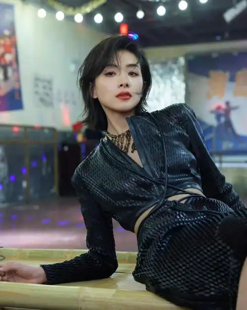 万茜老长沙复古摩登大片红唇短发又酷又飒魅惑撩人