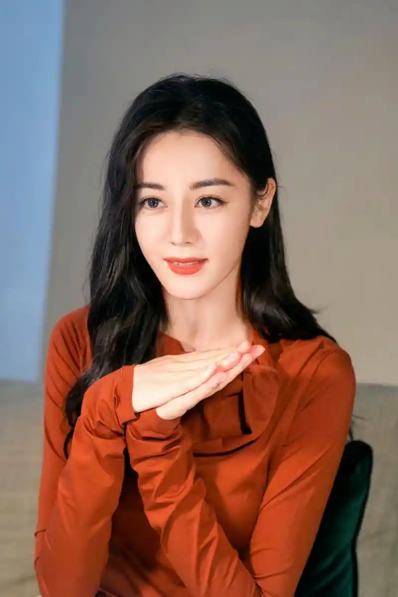 迪丽热巴换个发型美翻天,橙色连衣裙笑眼弯弯,百变大明星  笑眼弯弯的