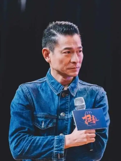 真人气王!刘德华现身《扫毒2》路演,粉丝自带凳子只为一睹真容