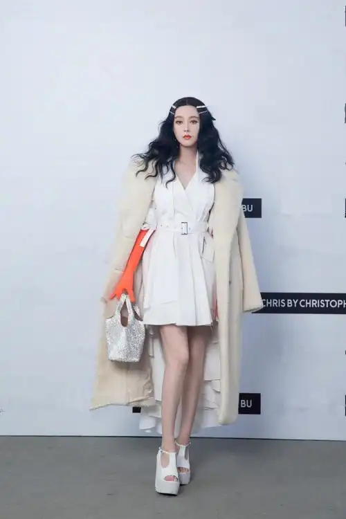 当天,范冰冰身穿束腰白色短裙,清凉造型大秀美腿.