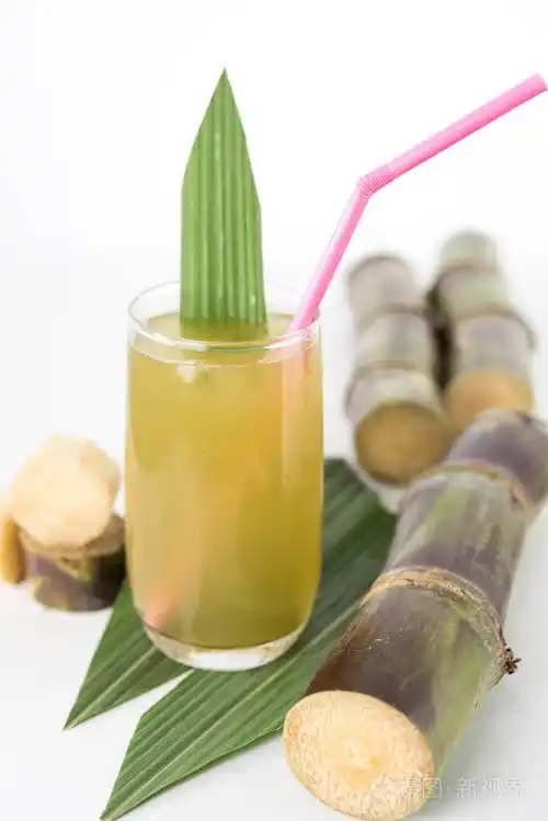 白色背景上的甘蔗汁