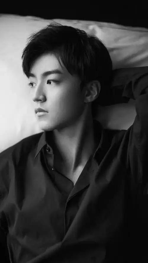 tfboys王俊凯帅气冷酷写真