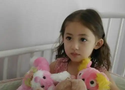 因孩子太像混血儿,宝爸偷做3次鉴定,最终姥姥含泪说出真相