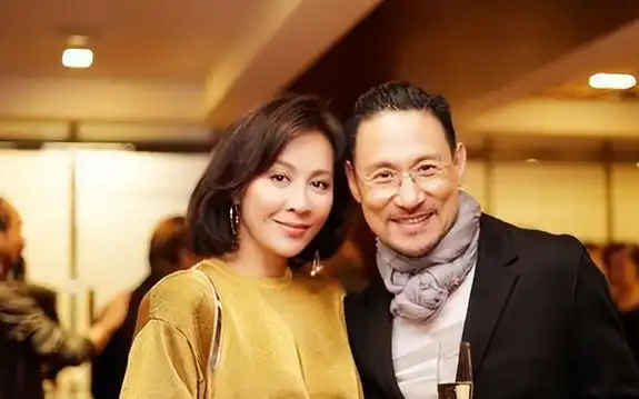 58岁刘嘉玲分享跟张学友的合照,张学友老态明显,刘嘉玲保养被赞