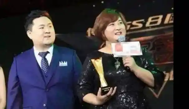 贾玲从未在镜头前提及过老公,但如今已经结婚6年了,贾玲与孙集斌相差7