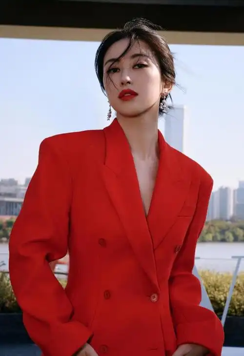 朱珠上身穿红色双排扣西装,下身搭配黑色裙子|模特|身材比例_网易订阅