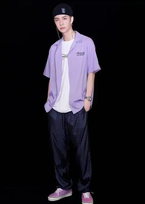 不过在王一博的穿搭下就显得特别有街头感了,是一位酷酷男孩没错了