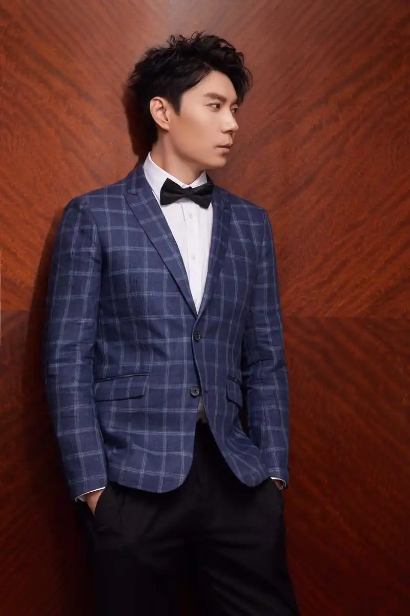 近日演员艾伦亮相上海电影节中影之夜主题活动,一身挺括西装尽显魅力