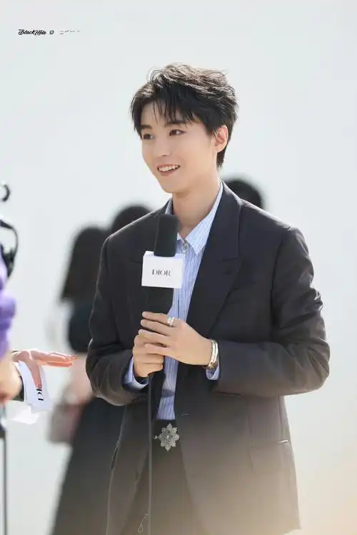 王俊凯巴黎游客照