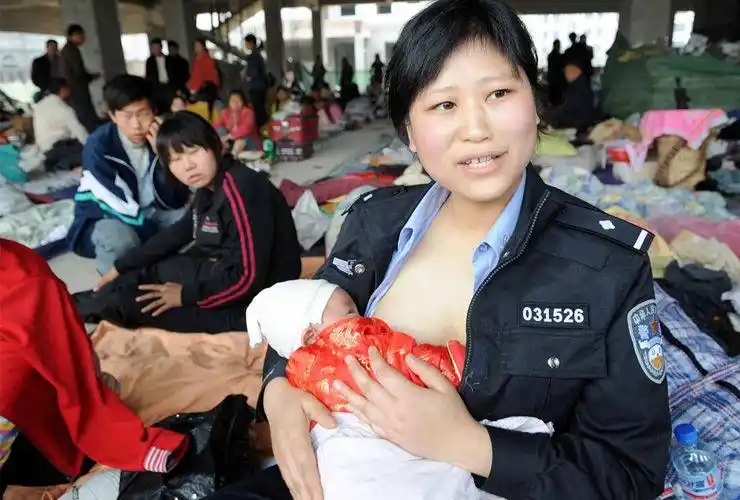 平凡的母亲 伟大的母爱_四川汶川8级地震纪实_网易图片中心