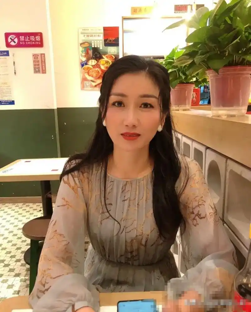 今天看到一个48岁的一个阿姨不对,应该看照片的话应该叫大姐,然后征婚