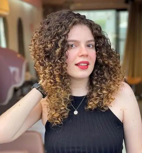 螺丝烫,顾名思义烫过的发型像螺丝一样,卷卷的很有弹力,又蓬又洋气.