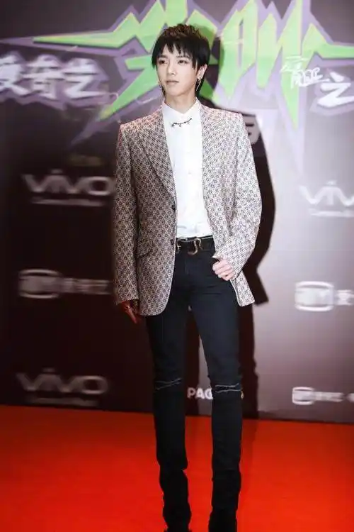 华晨宇全身奢侈品被过度ps还不如原图养眼,古力娜扎不修图也很美_杨幂