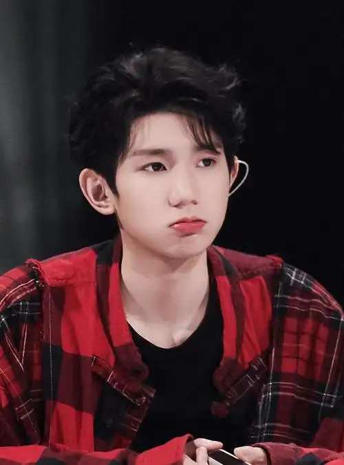 另外因为王源的年龄比较小,就算和女明星有互动,大家一般也不会往男女