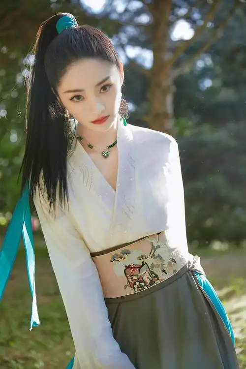 周洁琼一身蓝色国风水墨长裙搭干练马尾化身古风侠女飒气清冷