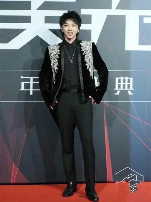 华晨宇自曝胖15斤,两套造型差别有点大,网友:不许减肥!