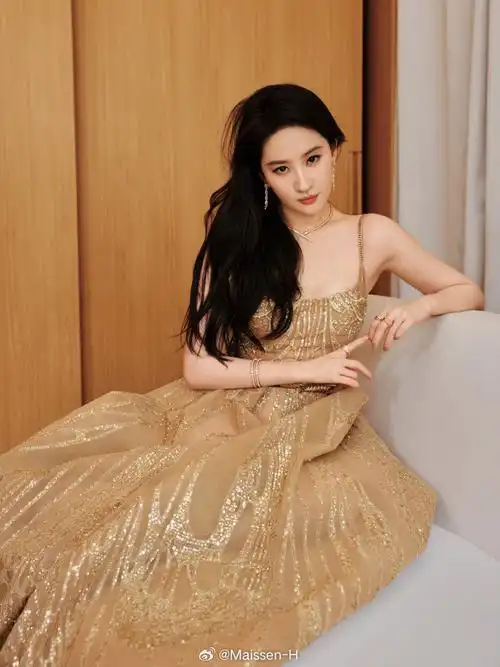 刘亦菲今日活动,身着elie saab金色刺绣高定礼服,矜贵美腻!