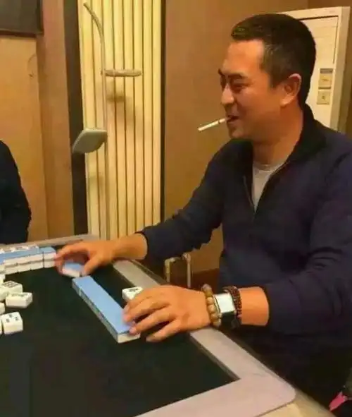 张嘉译过年和朋友打麻将,抽烟动作霸气,网友:很接地气!