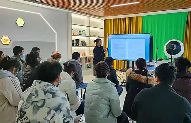 温宿县技工学校组织培训学员开展电子商务师职业技能培训(江凯摄)