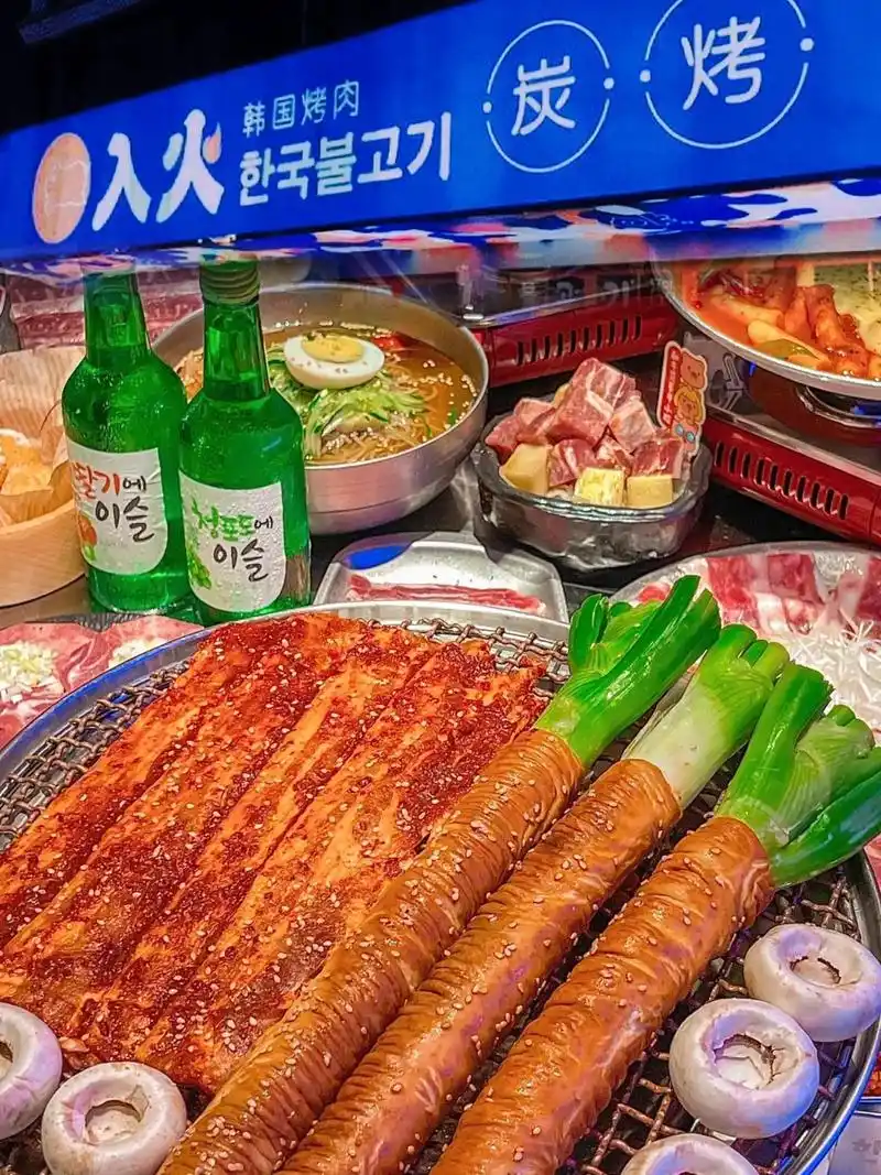 入火韩国烤肉.超出片的一家店,门口及店内 都是韩元素主题风, - 抖音