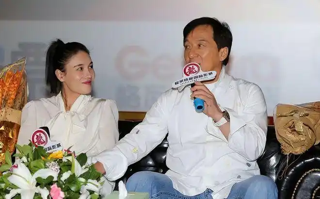 瘦到一年不来例假,被成龙用鞭子抽屁股,父亲催婚喝酒进医院|张蓝心|龙