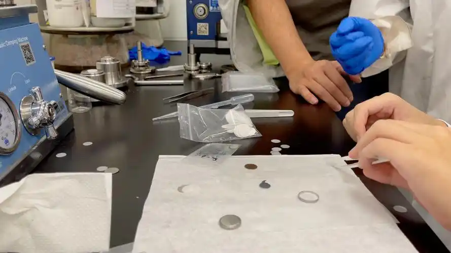 活动作品日常组装纽扣电池