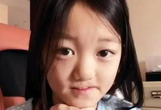 得知妹妹的病情后,窦靖童为了保护她不受到外界非议,特意在自己的下巴