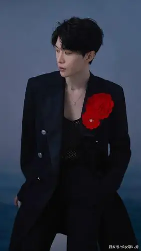 黑色西装的范丞丞