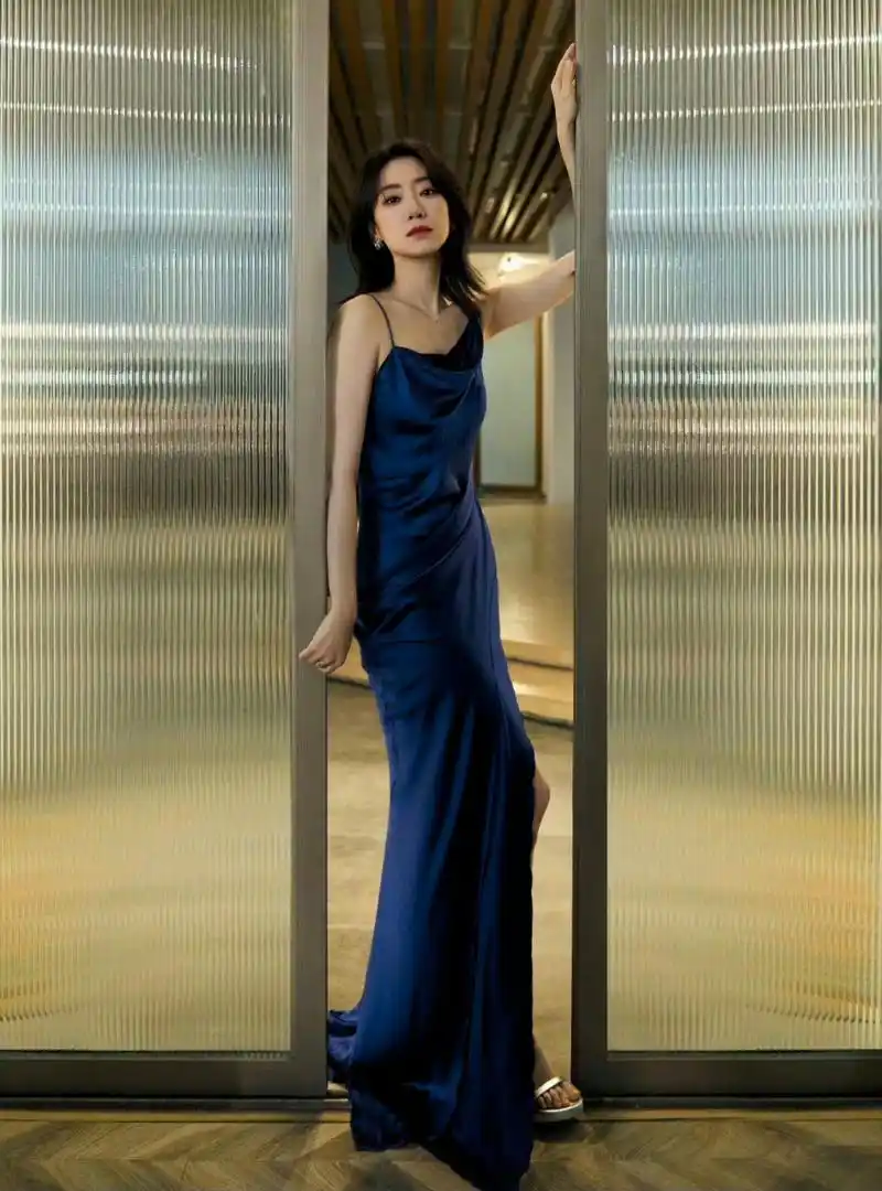 张小斐最新写真,短发披肩,性感温婉,星空蓝丝裙尽显好细长腿!