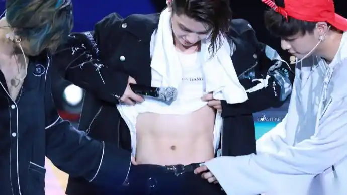 黄明昊肚皮舞,哈哈justin真的太性感了,这不连他的腹肌也一起回家了!