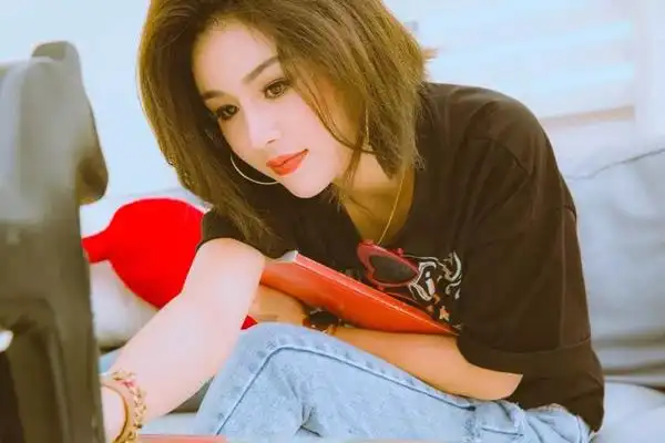 之后,花姐时常上传自己演唱的视频到网络,逐渐在快手,抖音等平台走红.