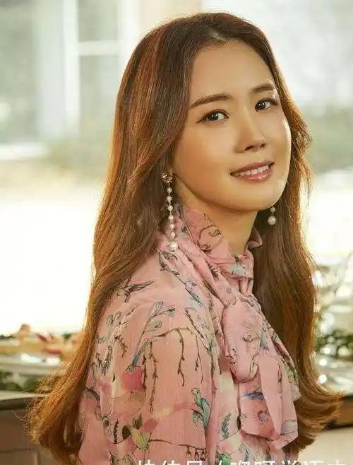 颜值很高,身体也很高,身高170cm,但是,最近李多海的脸被很多人质疑,我