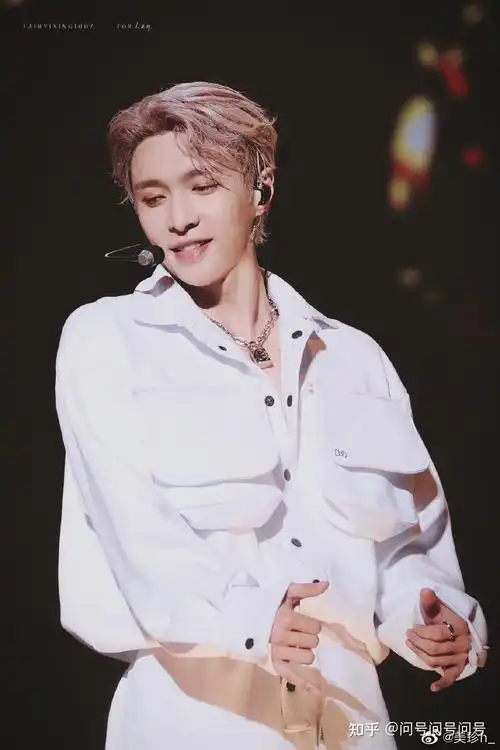 朋友们,能不能分享一下张艺兴好看的照片呀,拜托了!祝各位发财!