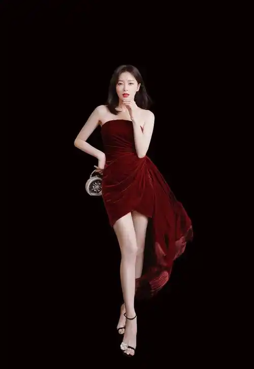 秦岚真是胆儿肥,穿超短裙秀"漫画腿",裙子太短险些失态_身材_时尚