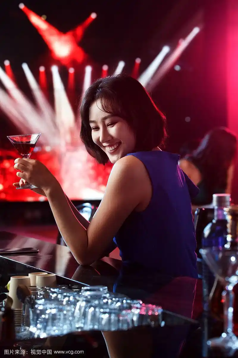青年女人在酒吧喝酒