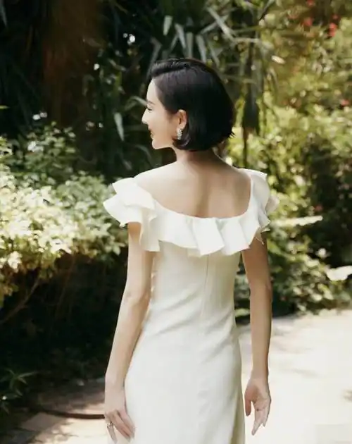 佟丽娅晒美照蝴蝶背成最大亮点真的有37岁吗