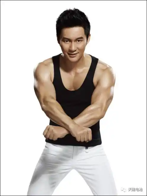 只感觉冷冷的狗粮在我脸上胡乱的拍 说到李晨 便是满满的肌肉男既视感