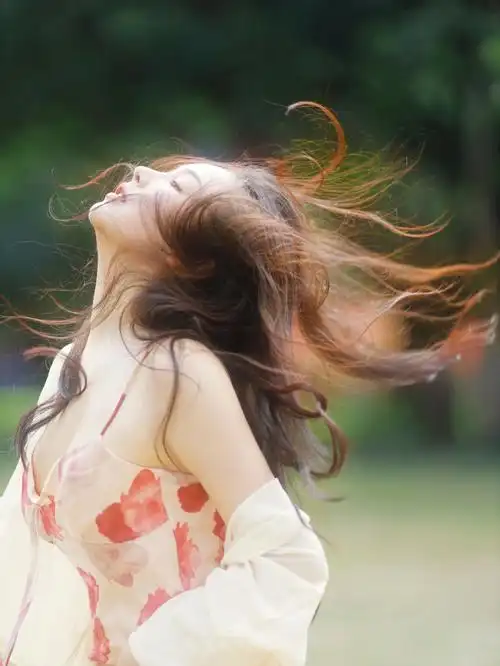 阴天拍的甩头发