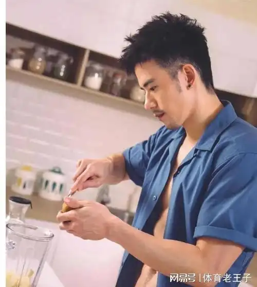 感帅气性的小胡子帅哥